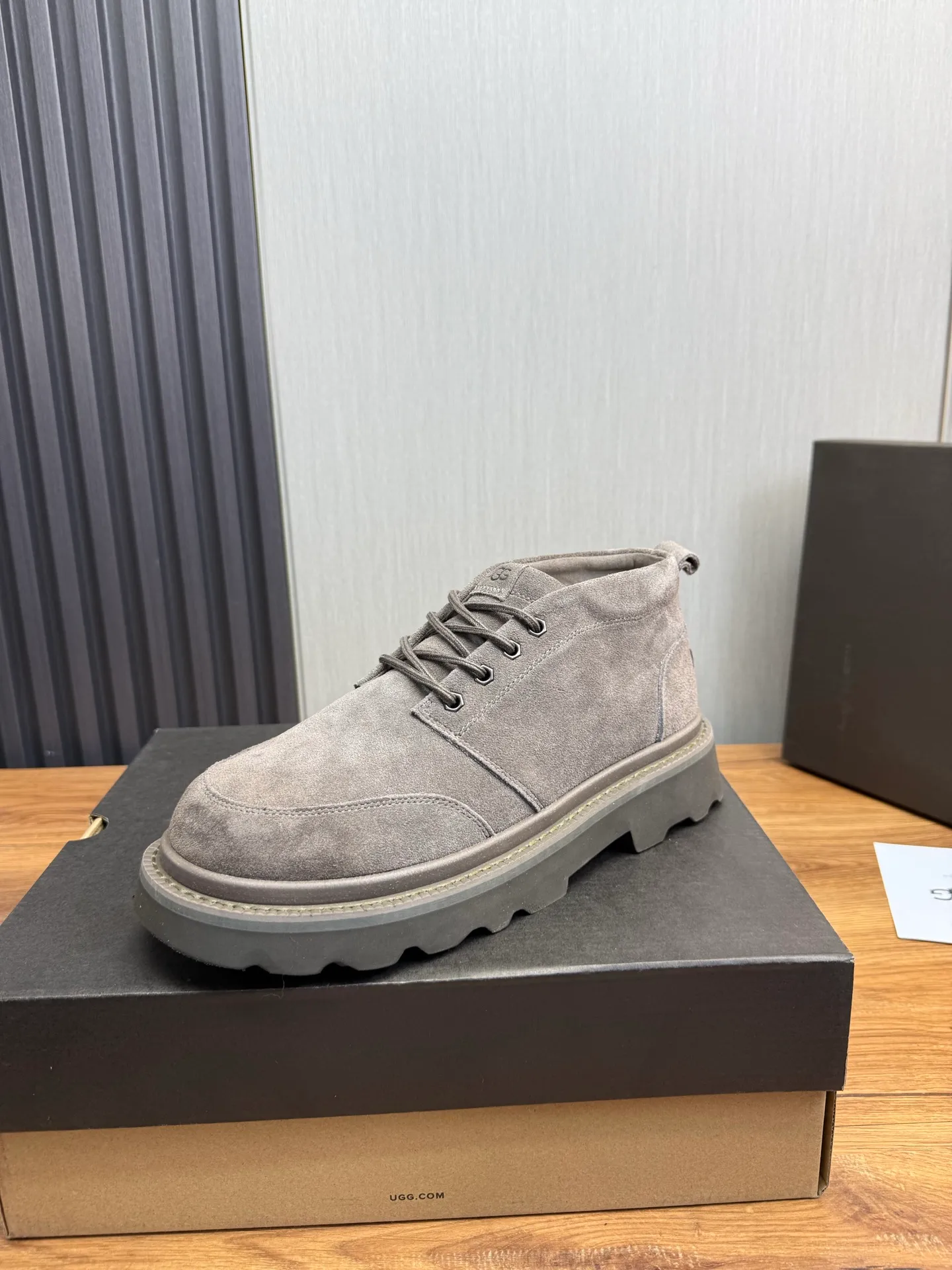 Men's shoes 💰620💰 New UGG fur integrated men's simple and fashionable snow boots. The most worth buying at the end of this year are warm casual shoes. Whether you are out and about at home, their comfortable and warm performance will be your most suitable fashion companion! The material is cowhide upper and imported wool is used inside. Warm and comfortable! The eva+ rubber patch outsole is cushioned, non-slip and wear-resistant, and has good elasticity. It is light and wear-resistant, comfortable and soft, and the new simple cut is more fashionable. It has both practicality and fashion sense, so you no longer have to worry about how to match it in winter, while still maintaining your fashionable taste. High-quality genuine wool. Look at the details for the material! Size: 39-40-41-42-43-44-44 sneaker size